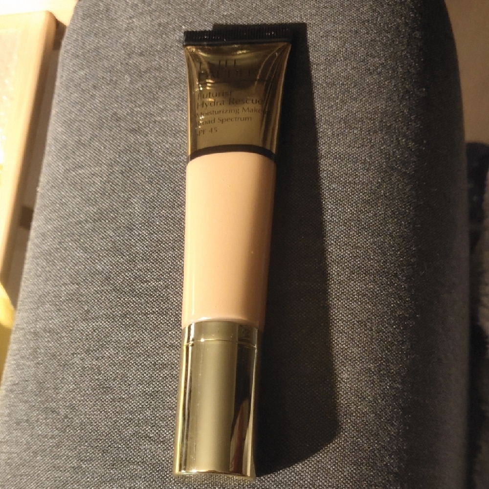 Estee Lauder Radiant Foundation - Cream